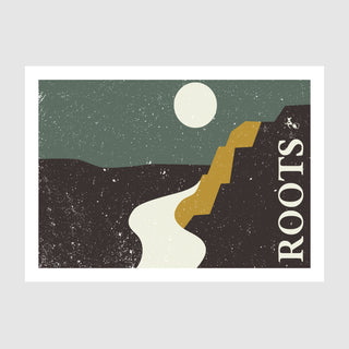 Vorderseite der Wein-Postkarte "Roots" der Marke Winecraft. Im Retro-Design: Stilisierte Abbildung des Weinbaugebiets Winninger Brückstück, mit Aufschrift "Roots".