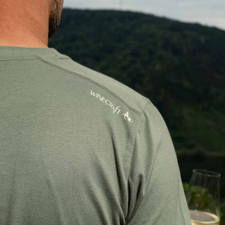 Detailaufnahme des Wein T-Shirt für Herren der Marke Winecraft mit einem kleinen Logoprint auf der Schulter hinten.
