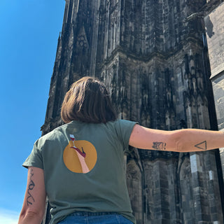 julia trägt unser head over heels t-shirt in olive