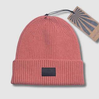 Produktfoto der dunkelrosa Merino Beanie Damen & Herren – flach hingelegt mit Hangtag, aus hochwertiger, weicher Merinowolle, perfekt für kalte Tage.