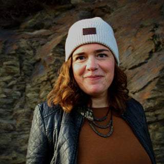 Tina trägt Merino Beanie in Creme von Winecraft 