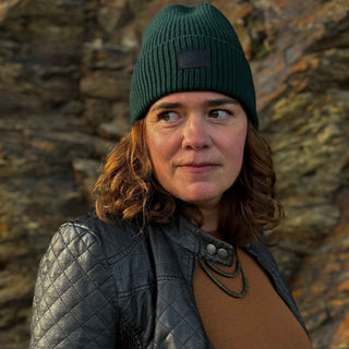 Tina trägt Merino Beanie in dunkelgrün von Winecraft