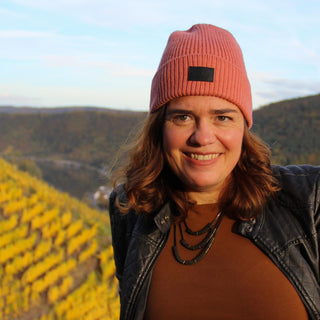 Tina trägt Merino Beanie unisex in dunkelrosa von Winecraft 