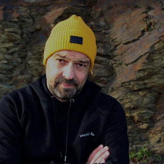Henk trägt Merino Beanie in gelb von Winecraft