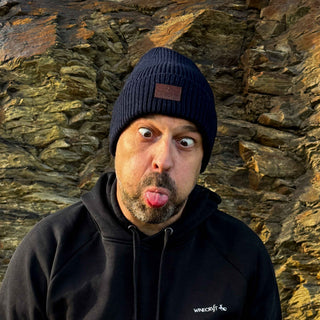 Henk trägt Merino Beanie in Navy von Winecraft 