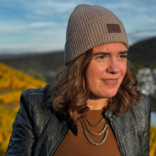 Tina trägt Merino Beanie unisex in taupe von Winecraft