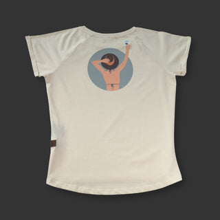 Wein T-Shirt Cheers to the World Rückansicht im Flatlay in der Farbe Vanilla
