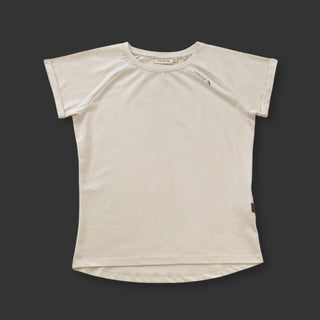 Wein T-Shirt Cheers to the World Vorderansicht im Flatlay in der Farbe Vanilla