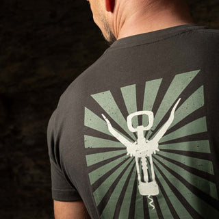 Detailaufnahme des Wein T-Shirt Corkscrew für Herren der Marke Winecraft mit einem großen Korkenszieher-Print auf dem Rücken.e auf der Brust.