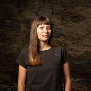 Wein T-Shirt für Damen der Marke Winecraft mit einem kleinen Logo-Print vorne auf der linken Schulter.