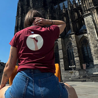 Julia trägt das burgundy Wein t-Shirt in Köln 