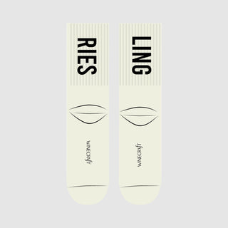 Stylische Weinsocken mit dem Schriftzug RIES auf dem linken Fuß hinten und LING auf dem rechten Fuß  hinten in vanilla aus Bio-Baumwolle und made in Portugal