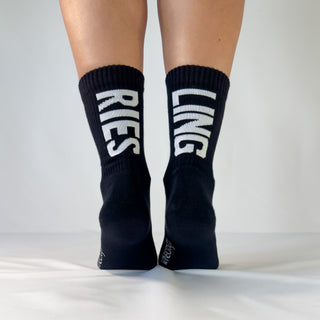 Tina trägt Unsere Weinsocken Crewsocks Riesling in Black.