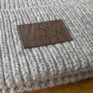 Detail Veganes Leder Label auf der grauen Beanie aus Merinowolle von Winecraft