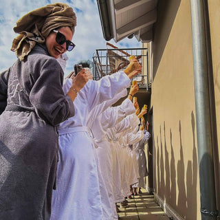 Braut und Freundinnen stoßen mit Wein an – Junggesellenabschied Frauen Outfits im Winecraft-Style