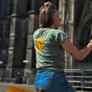 julia trägt unser head over heels for wine t-shirt in olive vor dem kölner dom