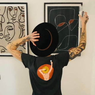 Zufriedene Winecraft-Kundin Astrid. Astrid trägt das Cheers to the World Shirt.