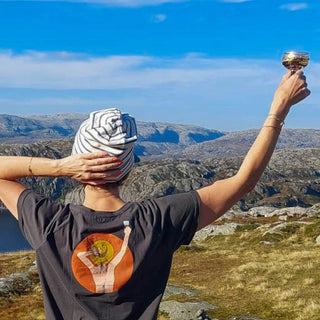 Zufriedene Winecraft-Kundin Heike. Heike trägt das Cheers to the World Shirt.