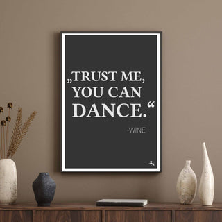 Poster mit Weinspruch 'Trust me you can Dance - Wine' in schwarzem Rahmen an Wand, Retro-Einrichtung im warmen dunklen Greige-Ton