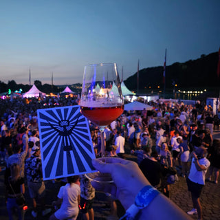 Postkarte Wein vor der Party Kulisse bei der Electronic Wine in Koblenz