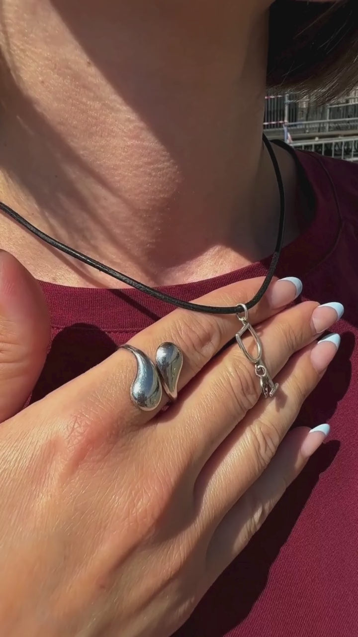 Julia trägt unser neues Schmuckstück Anhänger Weinglas aus 925 Silber