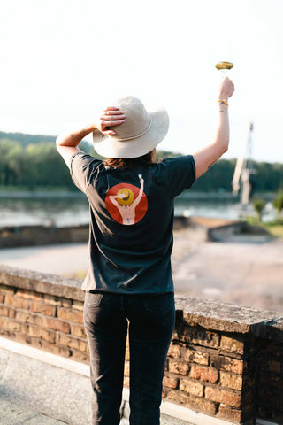 Wein T-Shirt CHEERS TO THE WORLD - Pirate Black