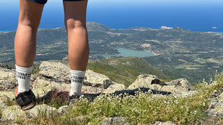 Weinsocken Team Wine getragen beim Wandern 